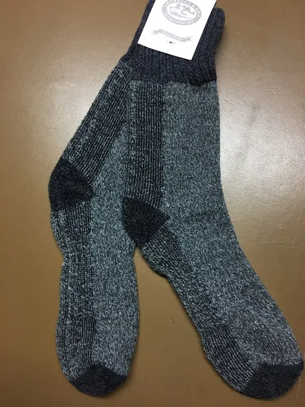 Media térmica gris y negra de tejido grueso